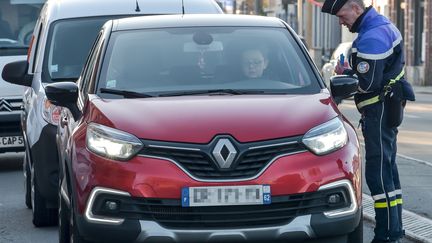 Un policier contrôle un automobiliste, le 27 février 2019, à&nbsp;&nbsp;Faches-Thumesnil (Nord). (PHILIPPE HUGUEN / AFP)