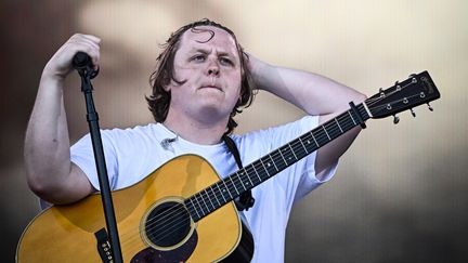 Le chanteur Lewis Capaldi en concert au Festival Glastonbury en Angleterre le 24 juin 2023. (OLI SCARFF / AFP)