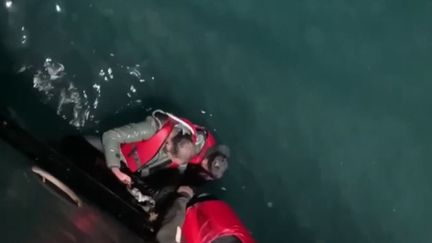 Eurozapping : le pilote d’un bateau de migrants condamné au Royaume-Uni (Franceinfo)