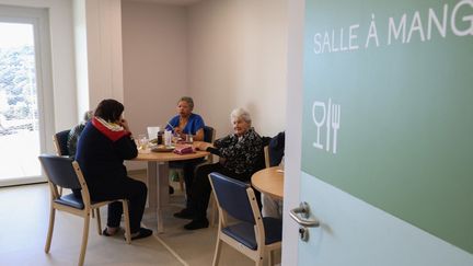 A l'Institut gérontologique Simone-Veil, établissement public hospitalier d'hébergement pour personnes âgées, le 14 décembre 2023, à Cannes (Alpes-Maritimes). (ERIC DERVAUX / HANS LUCAS / AFP)