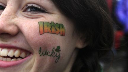 Dans la ville de Portstewart, en Irlande du Nord, un tatouage de circonstance et un sourire festif. (CATHAL MCNAUGHTON / REUTERS)