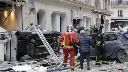 Les pompiers évacuent une femme après l'explosion rue de Trévise à Paris,&nbsp;le 12 janvier 2019. (THOMAS SAMSON / AFP)