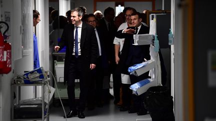 Olivier Véran et Emmanuel Macron rendent visite à des soignants, le 27 février 2020, à la Pitié-Salpêtrière, à Paris. (MARTIN BUREAU / AFP)