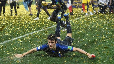 Le défenseur&nbsp;français Benjamin Pavard fête la victoire de l'équipe de France&nbsp;face&nbsp;la Croatie, en finale de la Coupe de monde de football, en Russie, au Stade Loujniki à Moscou, le 15 juillet 2018. (FRANCK FIFE / AFP)