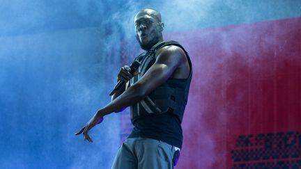 Le rappeur britannique Stormzy, sur la scène du Glastonbury Festival le 28 juin.&nbsp; (OLI SCARFF / AFP)