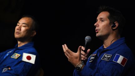 L'astronaute français Thomas Pesquet et son homologue japonais Soichi Noguchi, le 19 septembre 2018 à Tokyo (Japon). (MARTIN BUREAU / AFP)