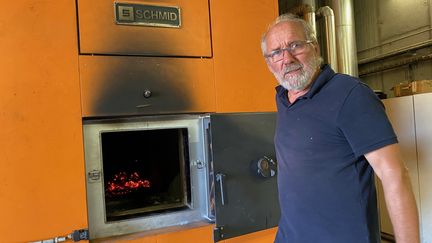 Le&nbsp;maire de Tramayes devant sa chaudière à bois. (BORIS LOUMAGNE)