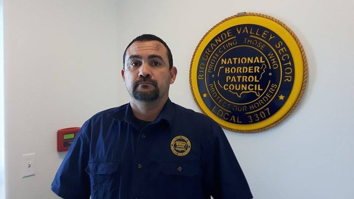 Chris Cabrera, est un des porte-parole du National Border Patrol Council, le syndicat des 18&nbsp;000 patrouilleurs aux frontières américaines, qui a soutenu Donald Trump avant son élection.&nbsp; (MATHILDE LEMAIRE / RADIO FRANCE)