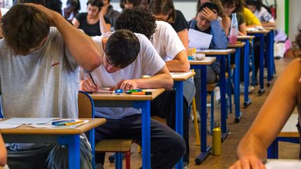 Des lycéens planchent sur l'épreuve écrite de philosophie de la session 2023 du baccalauréat général. (NICOLAS GUYONNET / HANS LUCAS via AFP)