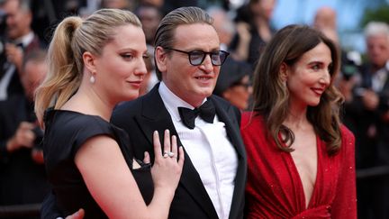 Le sourire au lèvre, Benoit Magimel et sa femme Margot Pelletier se joingnent aux festivités. L'actrice française A droite,&nbsp;Elsa Zylberstein.&nbsp; (VALERY HACHE / AFP)