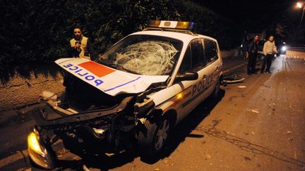 La voiture de police photographi&eacute;e apr&egrave;s la collision avec une moto sur laquelle se trouvaient deux adolescents,&nbsp;le 25 novembre 2007 &agrave; Villiers-le-Bel. (MARTIN BUREAU / ARCHIVES)