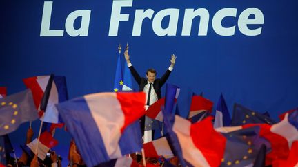 Emmanuel Macron salue ses partisans, le 23 avril 2017, à Paris. (PHILIPPE WOJAZER / REUTERS)