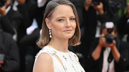 Jodie Foster lors de la cérémonie d'ouverture de la 74e édition du Festival de Cannes, le 6 juillet 2021. (JOHN MACDOUGALL / AFP)