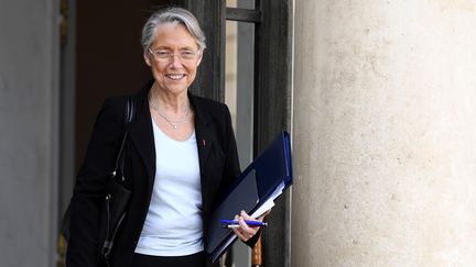 La ministre de la Transition écologique, Elisabeth Borne, à la sortie de l'Elysée, le 13 mai 2020. (JULIEN DE ROSA / POOL)