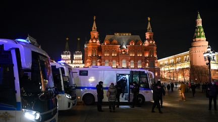 Des policiers arrêtent des personnes lors d'une manifestation contre l'invasion de l'Ukraine par la Russie, dans le centre de Moscou, le 2 mars 2022. (KIRILL KUDRYAVTSEV / AFP)