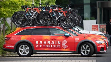 Une voiture de la Bahrain-Victorious, entre Eschborn et Francfort le 1er mai 2022. (SEBASTIAN GOLLNOW / DPA)