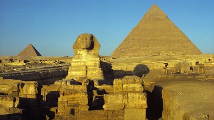 Vue sur la n&eacute;cropole de Gizeh avec le Sphinx en premier plan. Sur ce site exceptionnel, deux touristes russes ont tourn&eacute; une vid&eacute;o pornographique, rapporte Gulfnews, jeudi 5 mars 2015.&nbsp; (DAN SHANNON / ONLY WORLD / AFP)