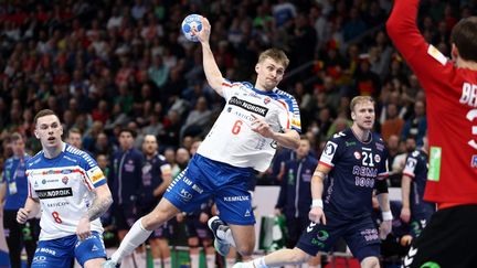 Le Féringien Leivur Mortensen lors du match nul contre la Norvège à l'Euro de handball, le 13 janvier 2024. (PIOTR MATUSEWICZ / AFP)