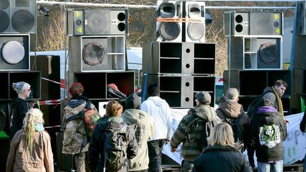 Des raveurs participent &agrave; une rave-party le 7 d&eacute;cembre 2013 &agrave; Pont-R&eacute;an au sud de Rennes (Ille-et-Vilaine). (MAXPPP)