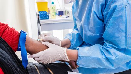 Un test sérologique pour le Covid-19 réalisé dans un centre médical parisien, le 13 mai 2020. (VOISIN / PHANIE / AFP)