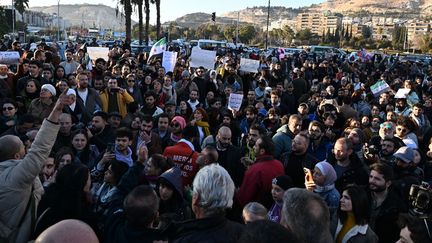 Des manifestants rassemblés à Damas, en Syrie, le 19 décembre 2024. (LOUAI BESHARA / AFP)