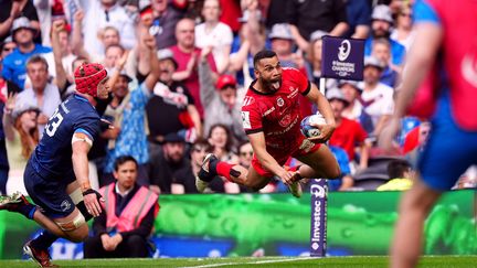 Un sixième sacre en Champions Cup au bout du suspense. Face au Leinster, les Toulousains sont poussés en prolongation en finale, avant cet essai libérateur de Matthis Lebel, qui participe à la victoire 31-22 au Tottenham Hotspur Stadium de Londres, le 25 mai. (MAXPPP)