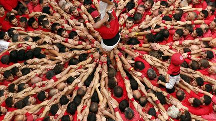 Les castellers&nbsp;Colla Joves Xiquets de Valls forment une pyramide humaine ("castell") lors des f&ecirc;tes de la Saint Jean&nbsp;&agrave; Valls&nbsp;(Espagne), le 24 juin 2014. (ALBERT GEA / REUTERS)