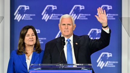 L'ancien vice-président américain Mike Pence, accompagné de son épouse, le 28 octobre 2023, à Las Vegas (Nevada). (FREDERIC J. BROWN / AFP)