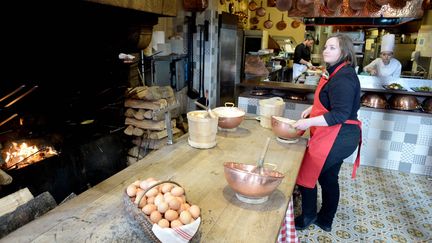Dans les cuisines du restaurant de la Mère Poulard le 24 novembre 2017, au Mont-Saint-Michel en Normandie. On prépare des spécialités d'omelettes.&nbsp; (MAXPPP)
