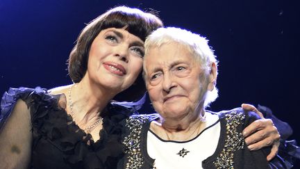 Mireille Mathieu et sa mère Marcelle-Sophie sur la scène de l'Olympia le 24 octobre 2014.
 (Bertrand Guay / AFP)