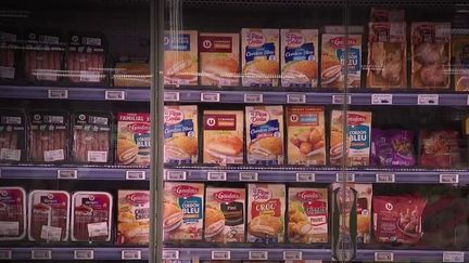 Frappés par l’inflation, les consommateurs français privilégient les produits les moins chers. Mais les enseignes n’hésitent pas à renforcer leur politique de transparence pour attirer leurs clients, avides de savoir la part reversée aux producteurs. (france 2)