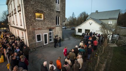 13 mars 2014 -&nbsp;Des centaines de personnes &agrave; Jalhay, une commune belge, venues voir la "myst&eacute;rieuse Vierge lumineuse" (NICOLAS LAMBERT / BELGA / AFP)