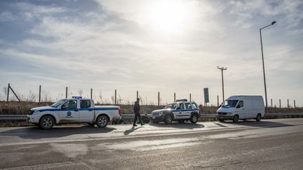 Un contrôle de police à Orestiada, en Grèce, à l'entrée de l'espace Schengen, le 3 mars 2020.&nbsp; (NICOLAS ECONOMOU / NURPHOTO / AFP)