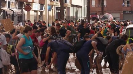 Dans la ville de Paiporta, une commune de 25 000 habitants située au sud de Valence (Espagne), les inondations ont causé des dégâts considérables en quelques heures. Certains habitants ont tout perdu.