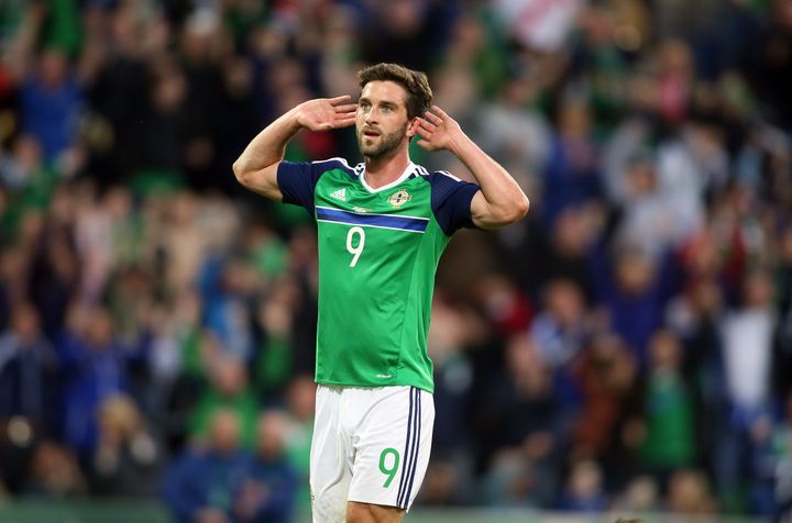 Le footballeur Will Grigg fête son premier but avec l'Irlande du Nord, le 27 mai 2016 à Belfast (Royaume-Uni). (PAUL FAITH / AFP)