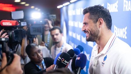 Florent Manaudou, au Club France à la Grande Halle de La Villette, le 25 juillet 2024. (LAURIN AMELIE / KMSP)