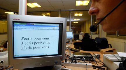 Un ordinateur qui obéit parfaitement à la voix grâce à l'intelligence artificielle, à Paris, le 18 janvier 2005. (MAXPPP)