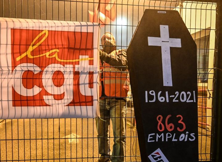 Un employé de Bridgestone manifeste devant l'usine de Béthune&nbsp;(Pas-de-Calais), le 27 novembre 2020. (DENIS CHARLET / AFP)