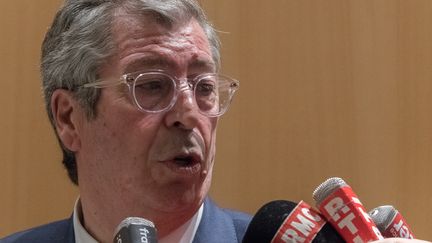 Patrick Balkany face à la presse, au Tribunal de grande instance de Paris, le 22 mai 2019. (ESTELLE RUIZ / NURPHOTO / AFP)