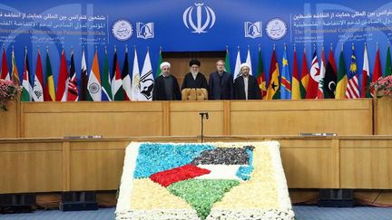 Le Guide suprême iranien, Ali Khameneï, entouré du président Hassan Rohani (à G) et du président du parlement, Ali Larijani, et du responsable de la justice Sadeq Larijani (àD) lors de l'ouverture de la VI° conférence de soutien à l'Intifada palestinienne, le 21 février à Téhéran. Le Guide a appelé à la libération complète de la Palestine. (Centre de préservation des œuvres du Guide suprême/AFP)