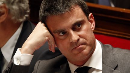 Le ministre de l'Int&eacute;rieur Manuel Valls le 4 d&eacute;cembre 2013 sur le banc des ministres, &agrave; l'Assembl&eacute;e nationale (Paris). (CHARLES PLATIAU / REUTERS)