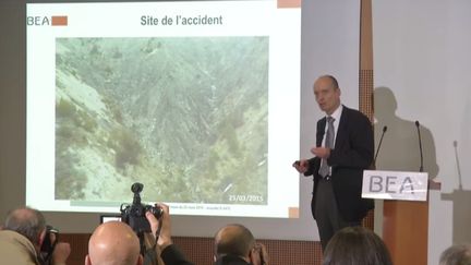 &nbsp; (Rémi Jouty, président du BEA, mercredi lors de sa conférence de presse au lendemain du crash de l'A320 de la compagnie allemande Germanwings. © Frédéric Beniada)