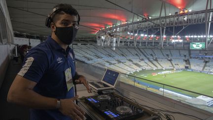 Le DJ de Fluminense, Franklin Scheleger, au stade du Maracana le 2 septembre 2020 (MAURO PIMENTEL / AFP)