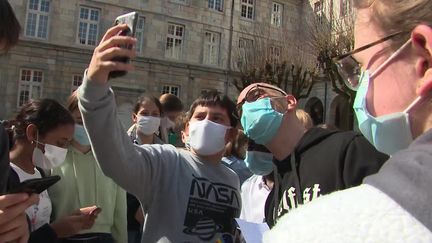 Le chanteur Aldebert, star auprès des enfants, rencontre les élèves de son ancien collège. (France 3 Franche-Comté)