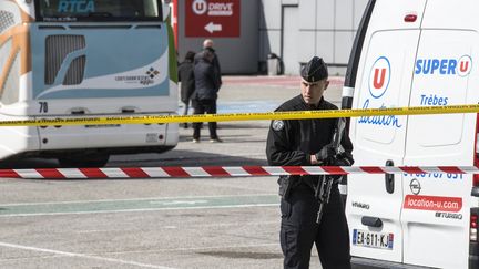 Un policier devant le supermarché Super U de Trèbes (Aude), le 26 mars 2018.&nbsp; (IDRISS BIGOU-GILLES / AFP)