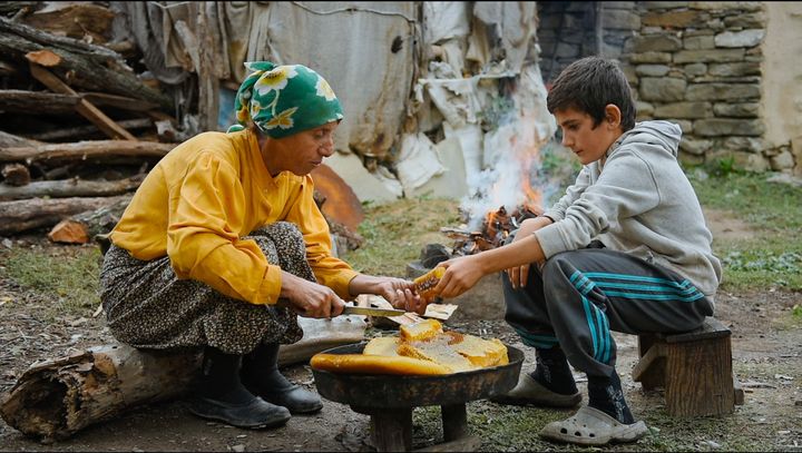 "Honeyland" montre l'opposition entre le capitalisme et l'agriculture traditionnelle.&nbsp; (Trice Films : Apolo Media)