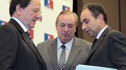 Herve Novelli (g), Marc-Philippe Daubresse (c) et Jean-François Copé lors d'un point presse, le 24/11/2010 à Paris. (AFP - Jacques Demarthon)