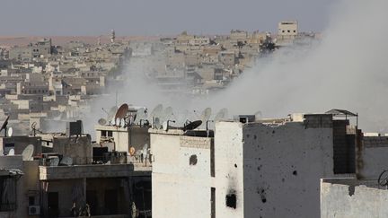 De la fum&eacute;e se d&eacute;gage d'un immeuble bombard&eacute; &agrave; Alep (Syrie), le 3 septembre 2014. (AHMED MUHAMED ALI / ANADOLU AGENCY / AFP)