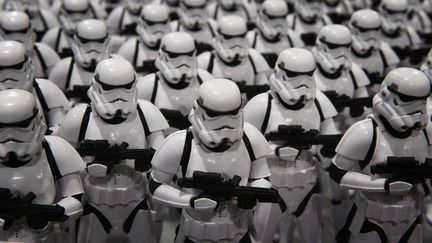 Une arm&eacute;e de stromtroopers, lors du salon Disney D23, le 15 ao&ucirc;t 2015. (MARK RALSTON / AFP)