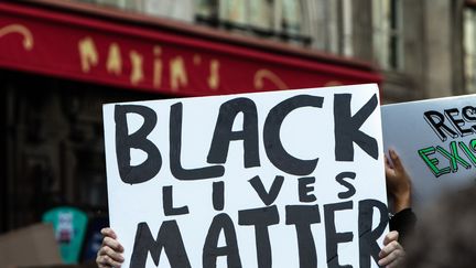 Manifestations anti-racistes le 6 juin 2020 à Paris pour dénoncer le meurtre de George Floyd, un Afro-Américain étouffé sous le genou d'un policier blanc à Minneapolis, aux Etats-Unis. (JEROME GILLES / NURPHOTO)